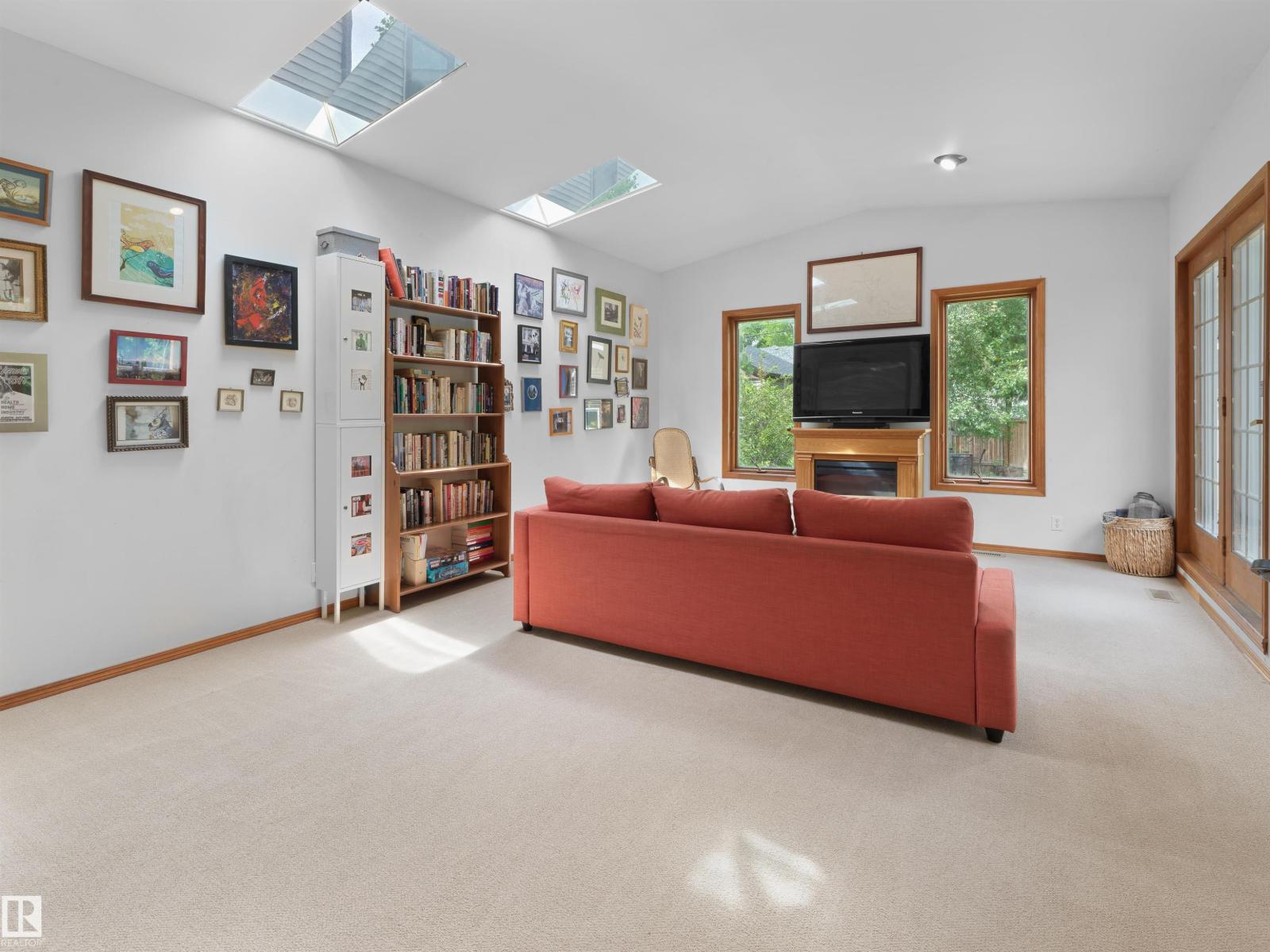 7624 92 AV NW — photo 15