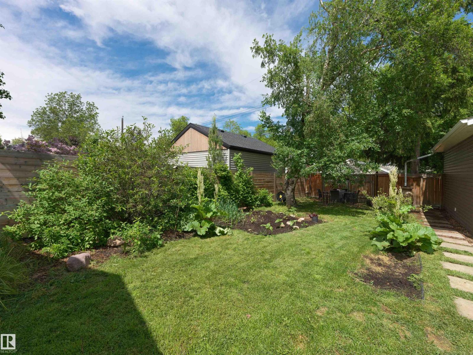 7624 92 AV NW — photo 36