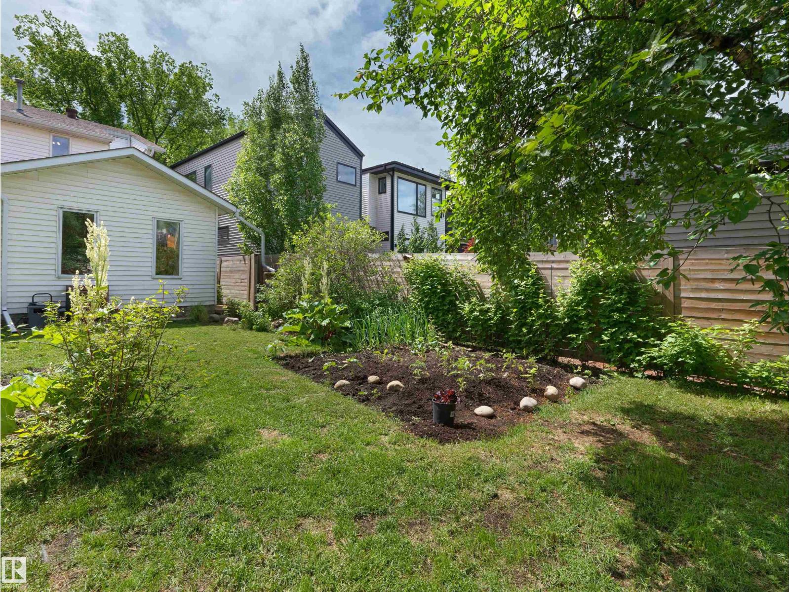 7624 92 AV NW — photo 35