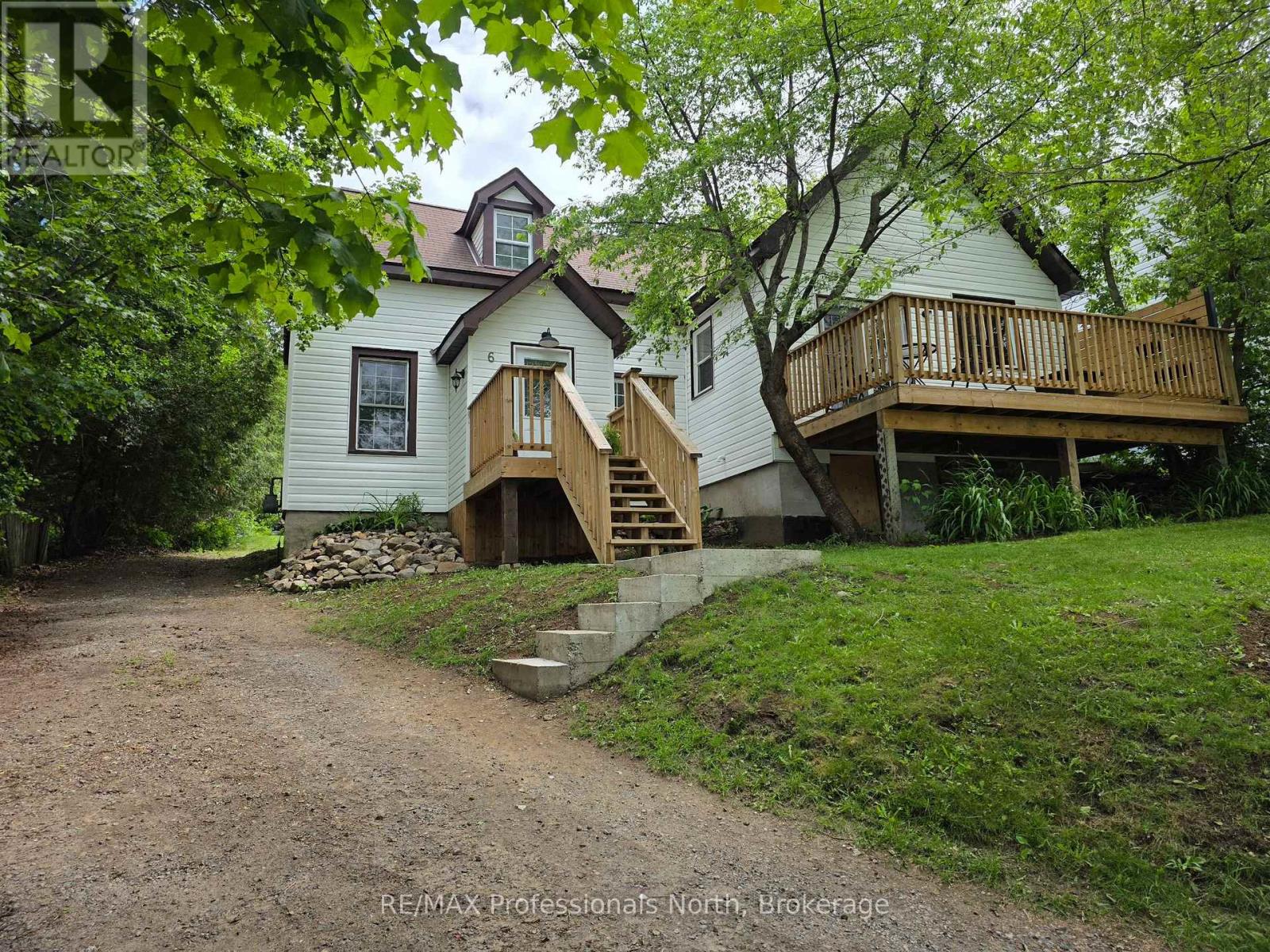 6 DUFFERIN STREET N - 1