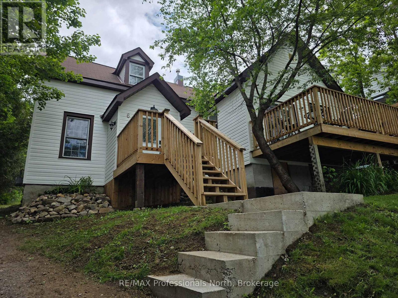 6 DUFFERIN STREET N - 2