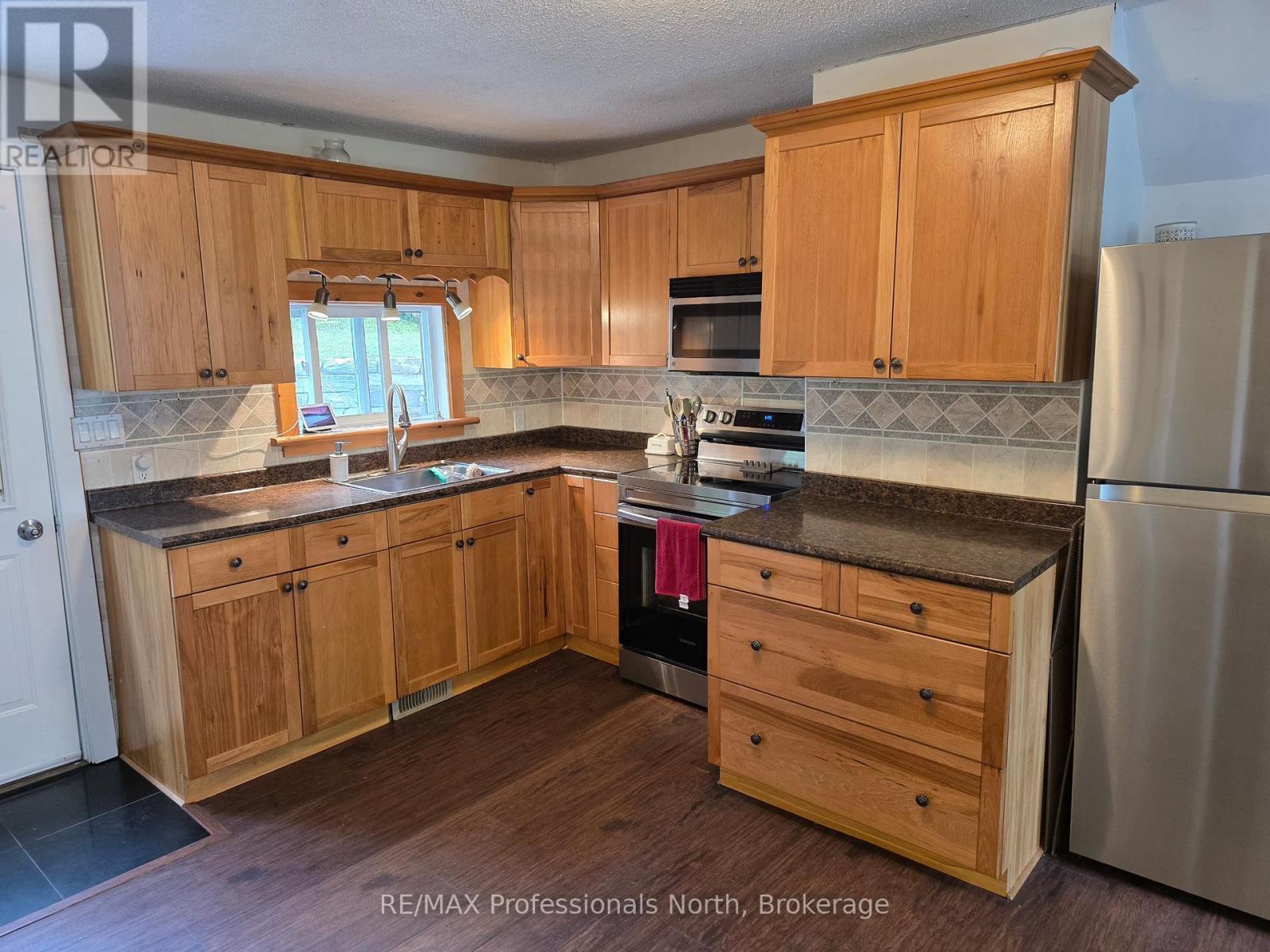 6 DUFFERIN STREET N - 6