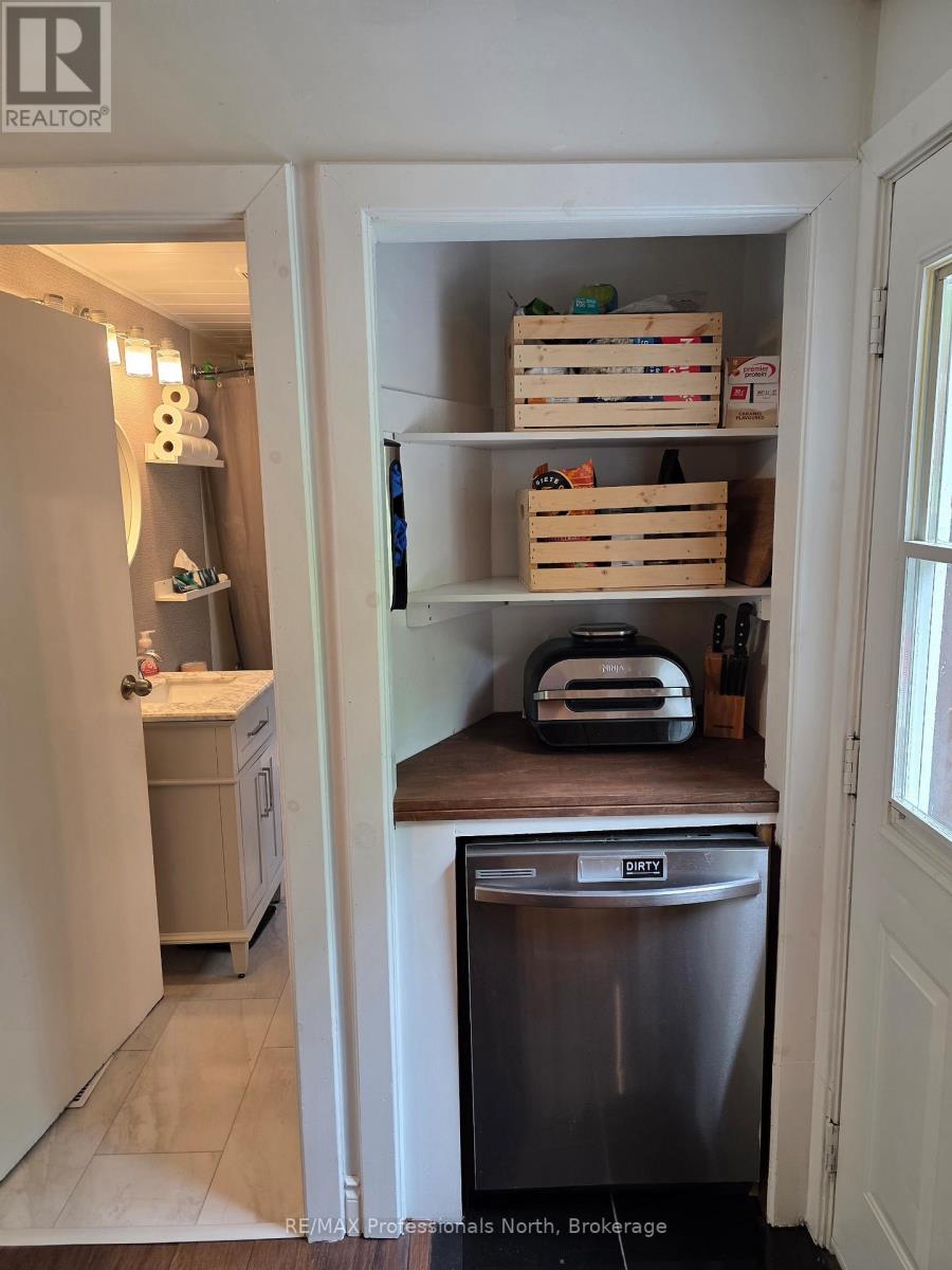 6 DUFFERIN STREET N - 8
