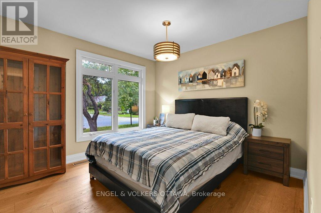 3 Bed, 2 Bath House for Sale in Ottawa – 580 THESSALY CIRCLE, Ottawa – MLS# X13462258 - Image 17
