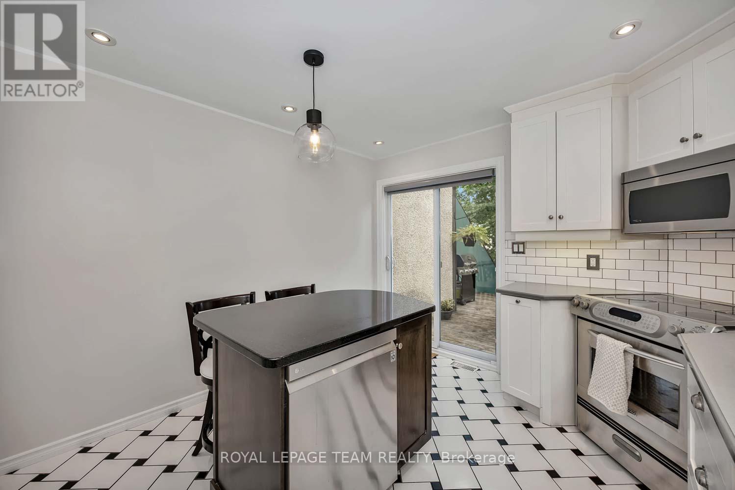3 Bed, 2 Bath House for Sale in Ottawa – 215 BOOTH STREET, Ottawa – MLS# X13462400 - Image 17