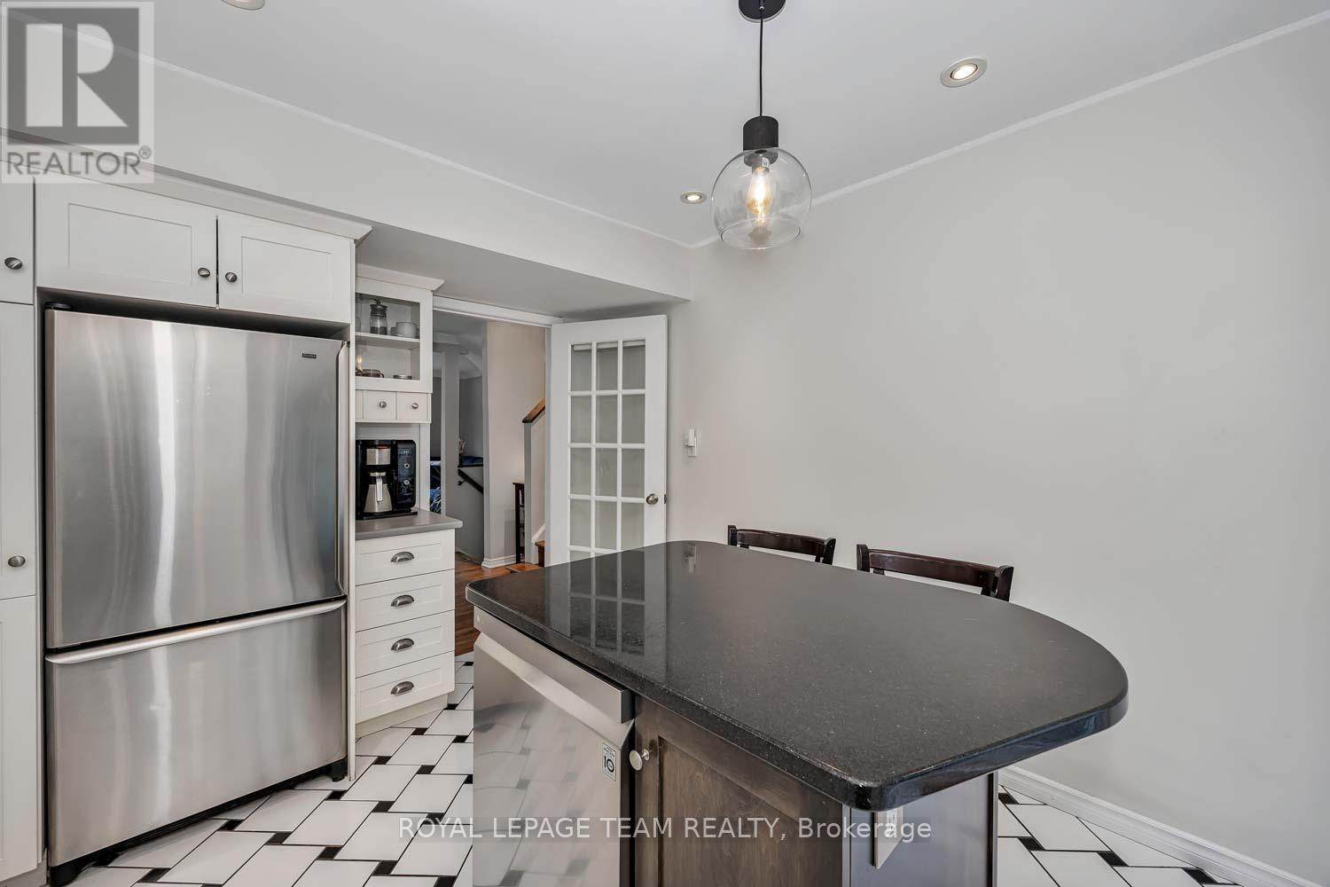 3 Bed, 2 Bath House for Sale in Ottawa – 215 BOOTH STREET, Ottawa – MLS# X13462400 - Image 19