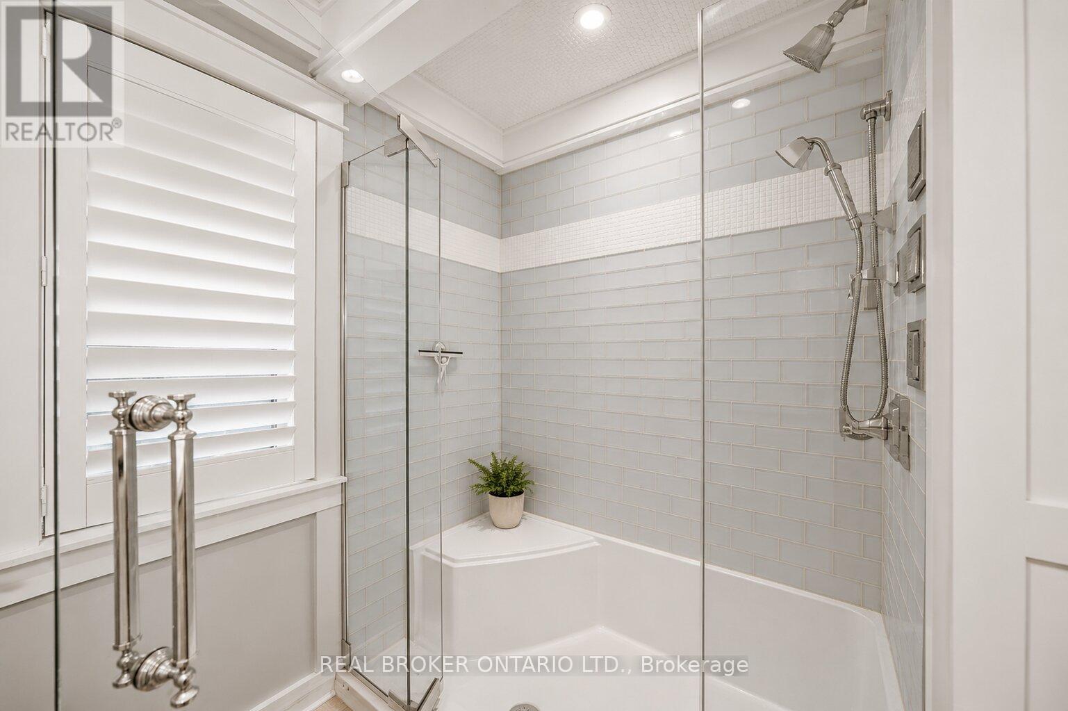 760 KINGSWAY DRIVE - 22