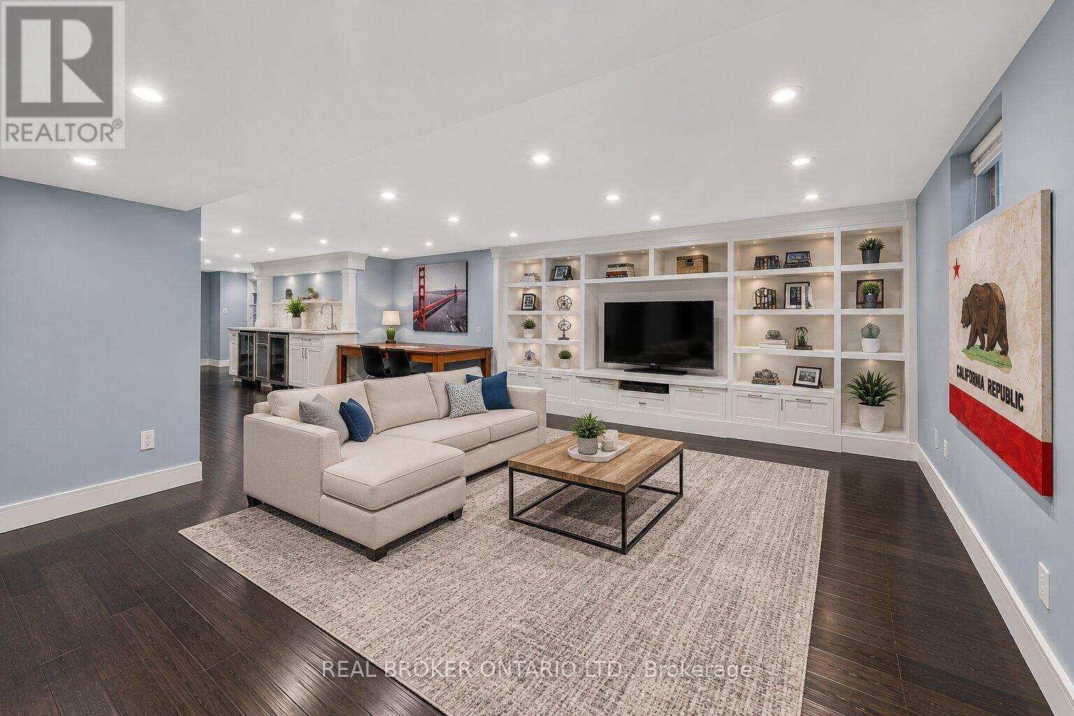 760 KINGSWAY DRIVE - 32