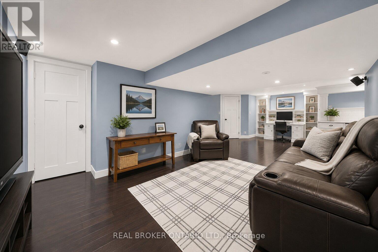 760 KINGSWAY DRIVE - 36