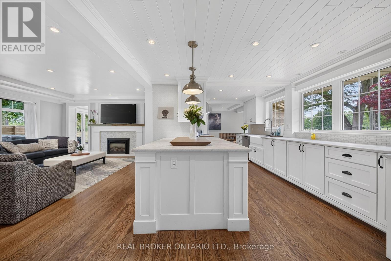 760 KINGSWAY DRIVE - 6