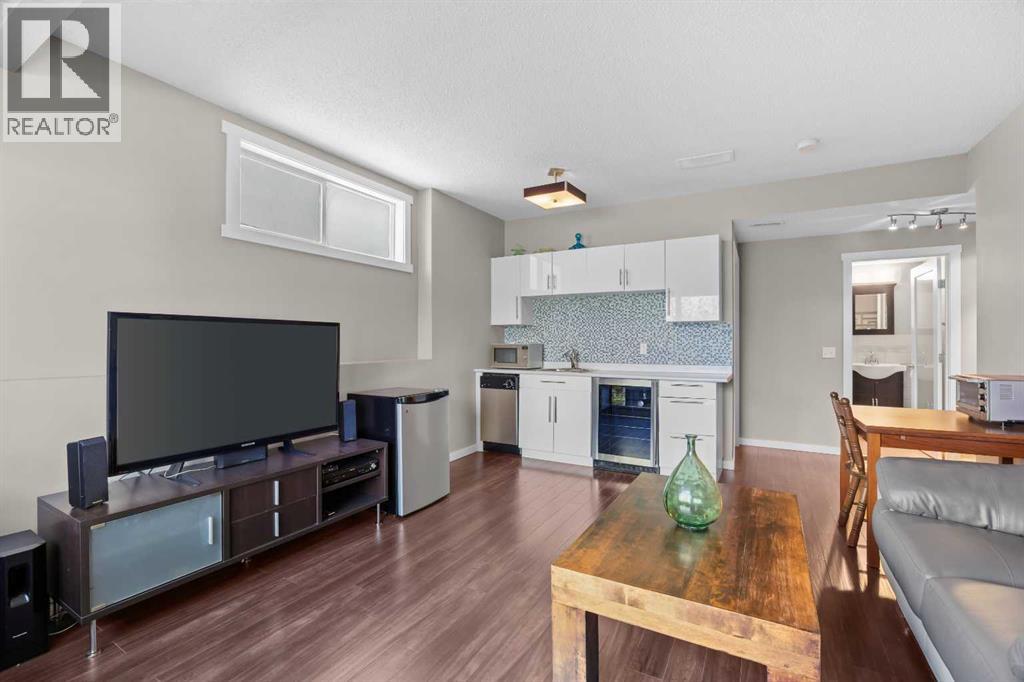Walkout entertainment space