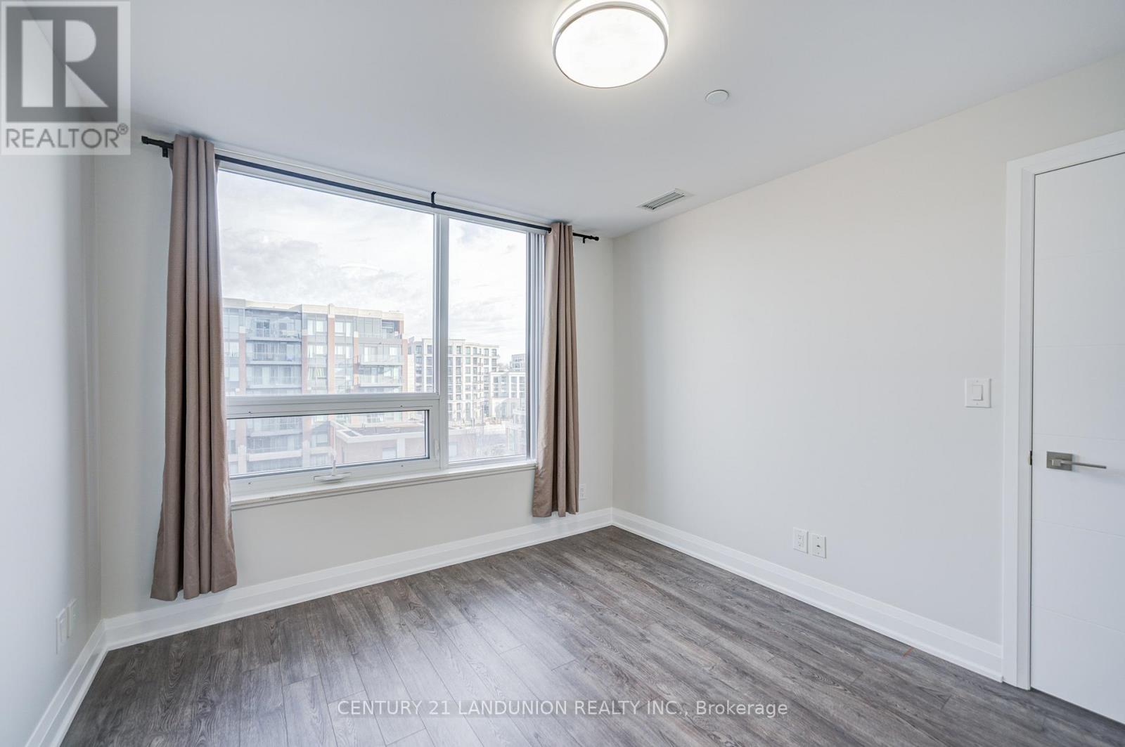 #808 18 UPTOWN DRIVE - 15