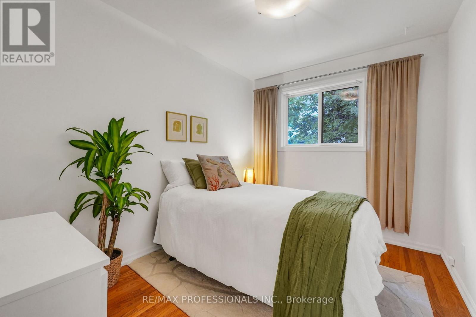 37 SUNPLAINS CRESCENT - 18