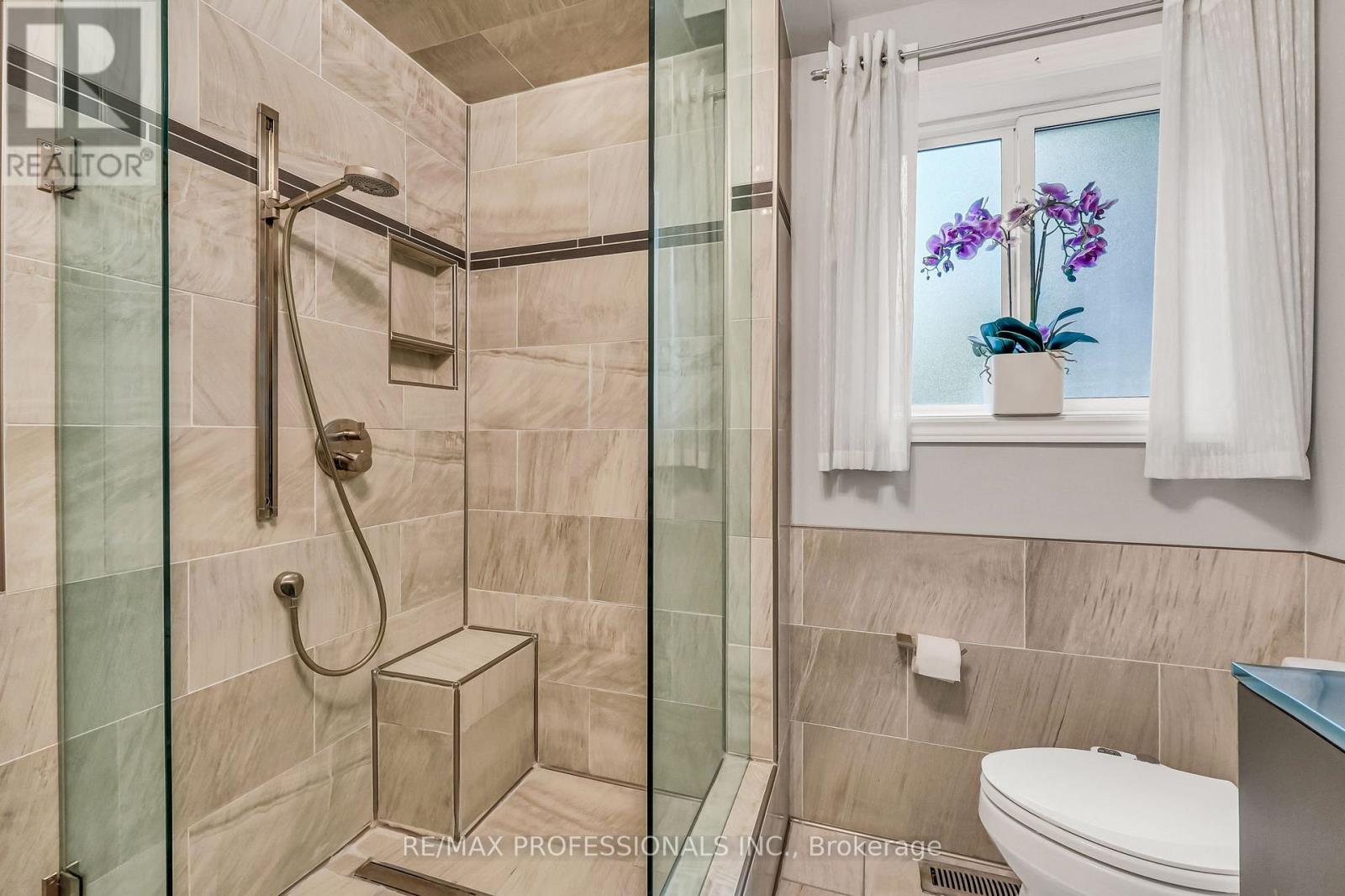 37 SUNPLAINS CRESCENT - 24