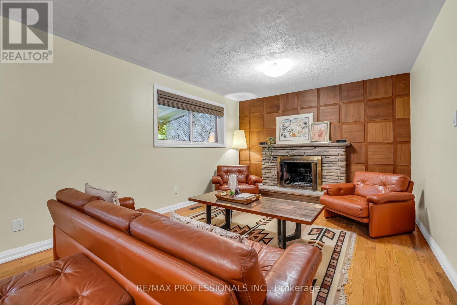 37 SUNPLAINS CRESCENT - 21