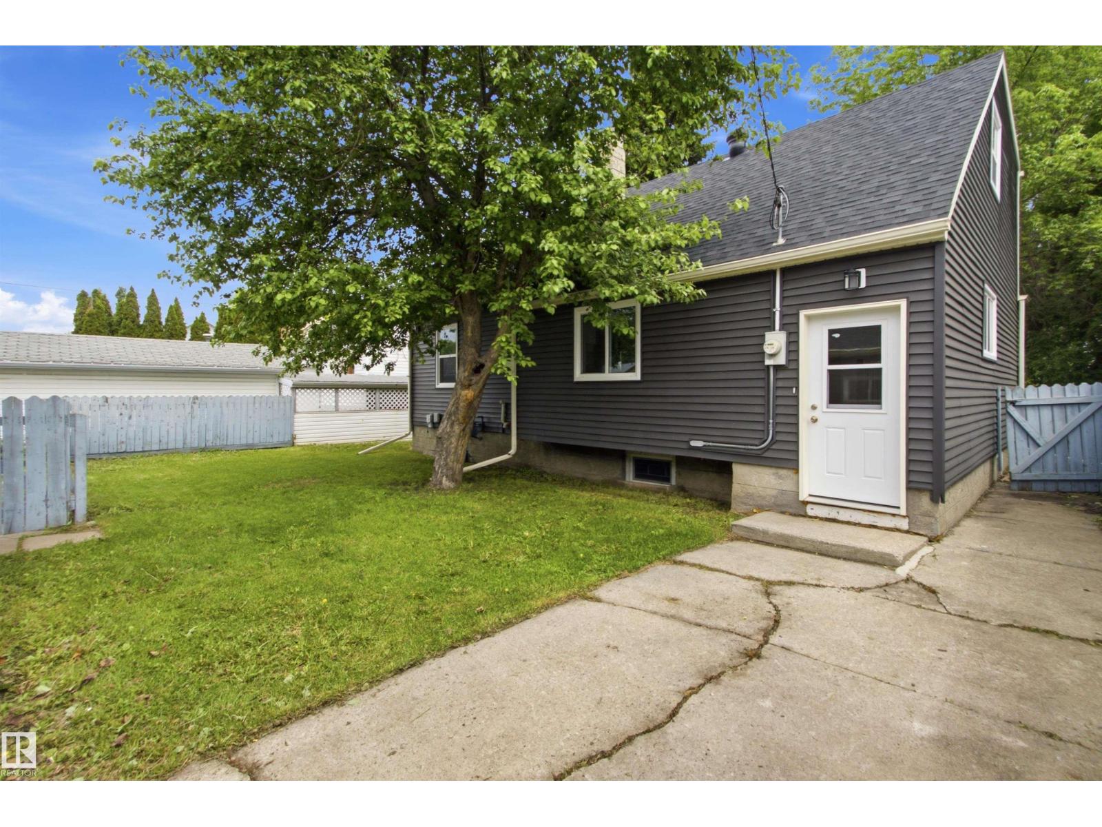 6420 105 ST NW - 37