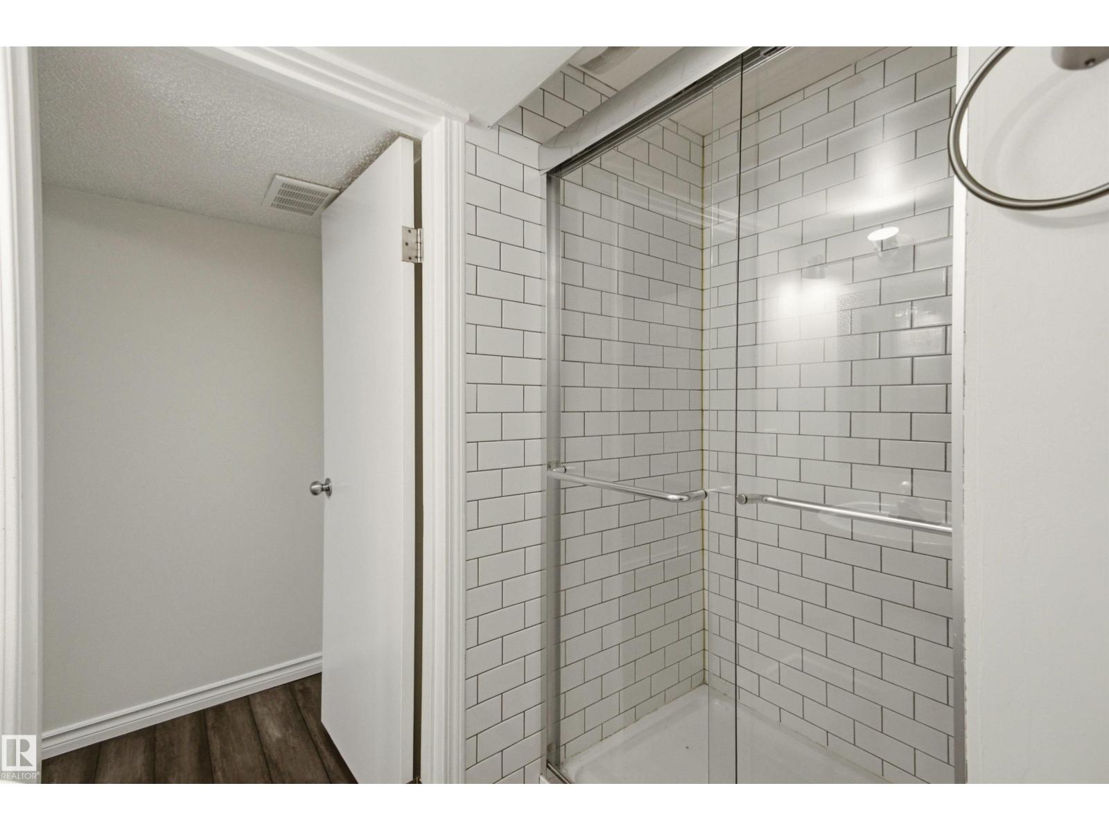 6420 105 ST NW - 33