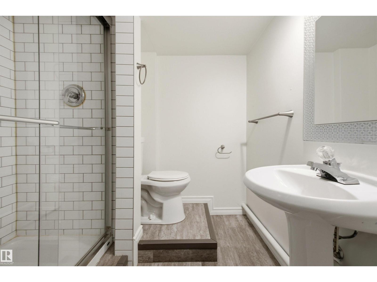 6420 105 ST NW - 32