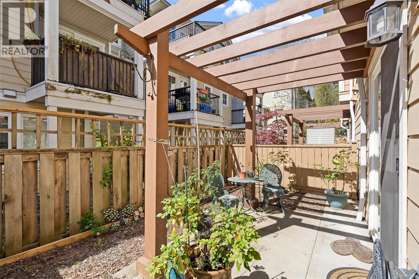 #105 827 Arncote Ave - 30