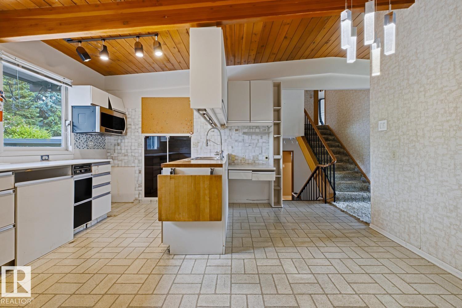 7508 139 ST NW - 17