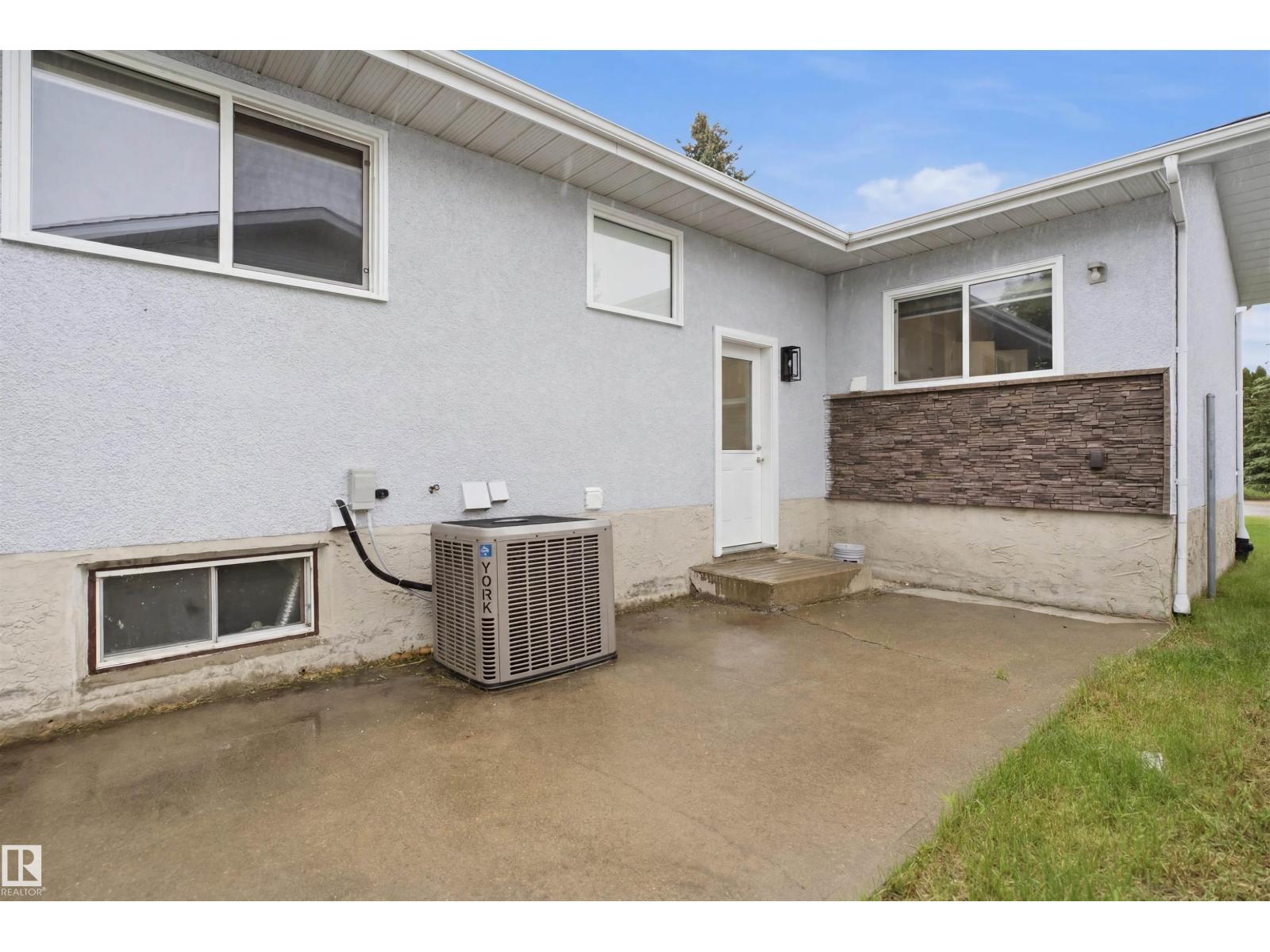 3548 20 Ave NW — photo 32