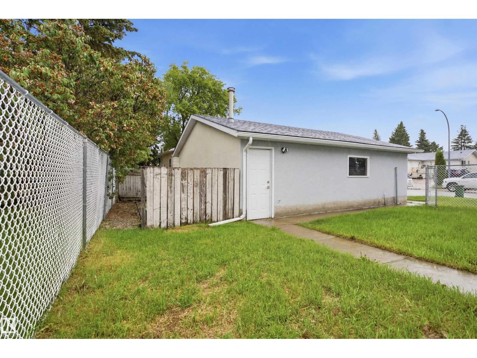 3548 20 Ave NW — photo 47