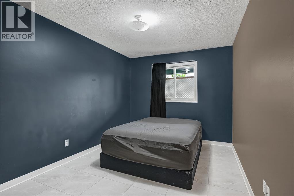 Upper bed