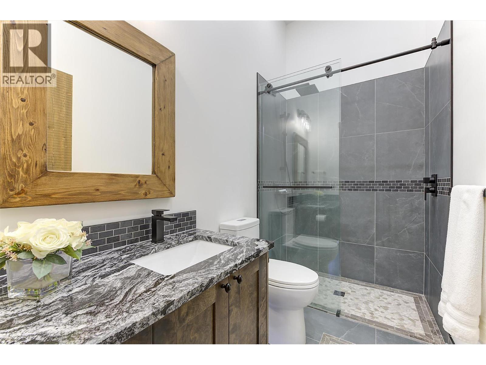 6121 Seymoure Lane, Peachland