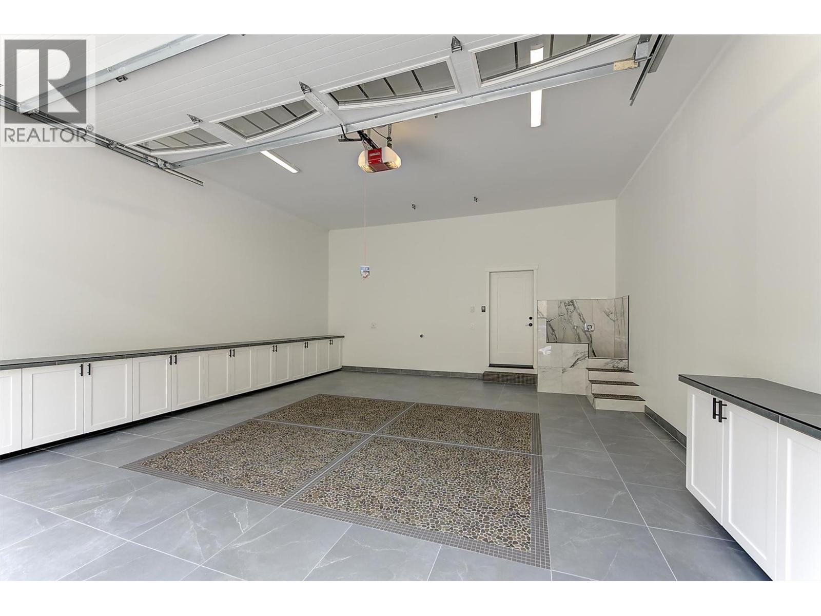 6121 Seymoure Lane, Peachland