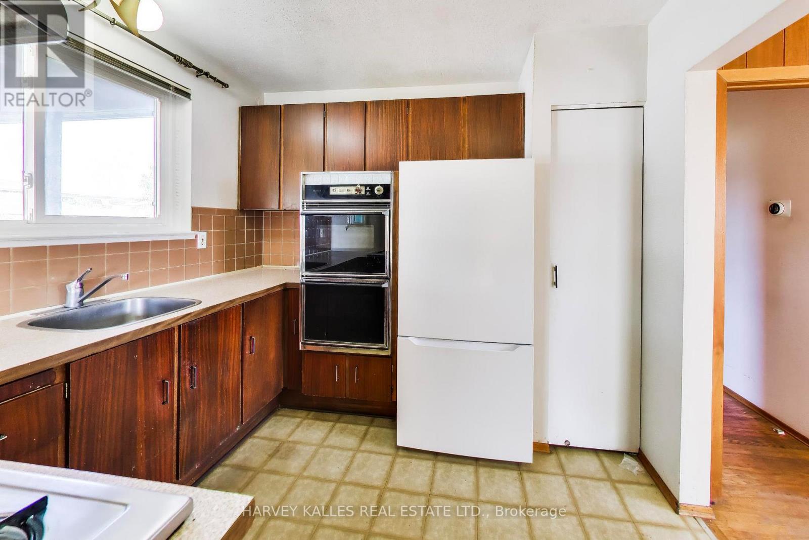3760 WOODRUFF CRESCENT - 10