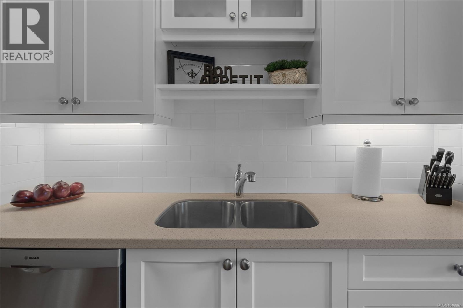 201 1312 Beach Drive, Oak Bay