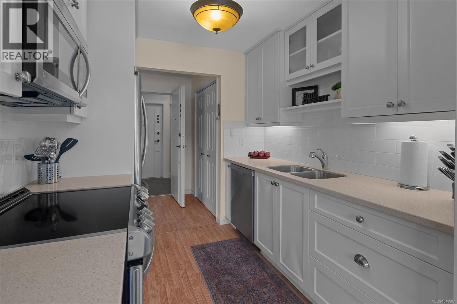 201 1312 Beach Drive, Oak Bay