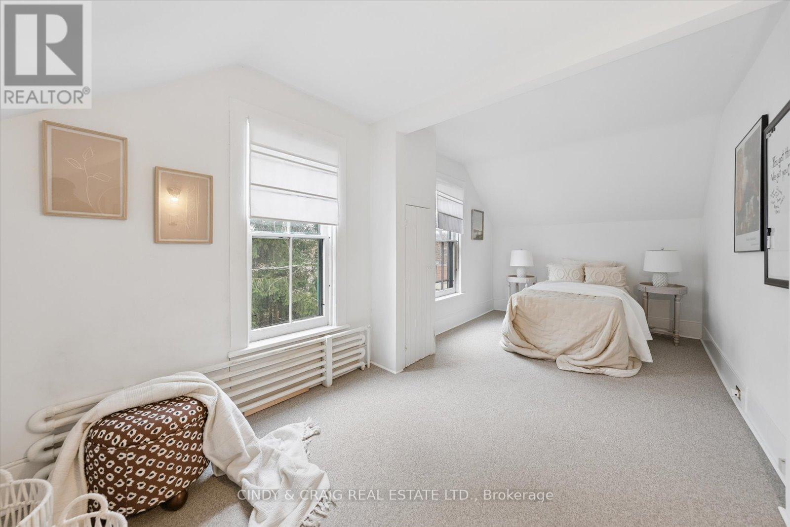 443 VICTORIA STREET - 16