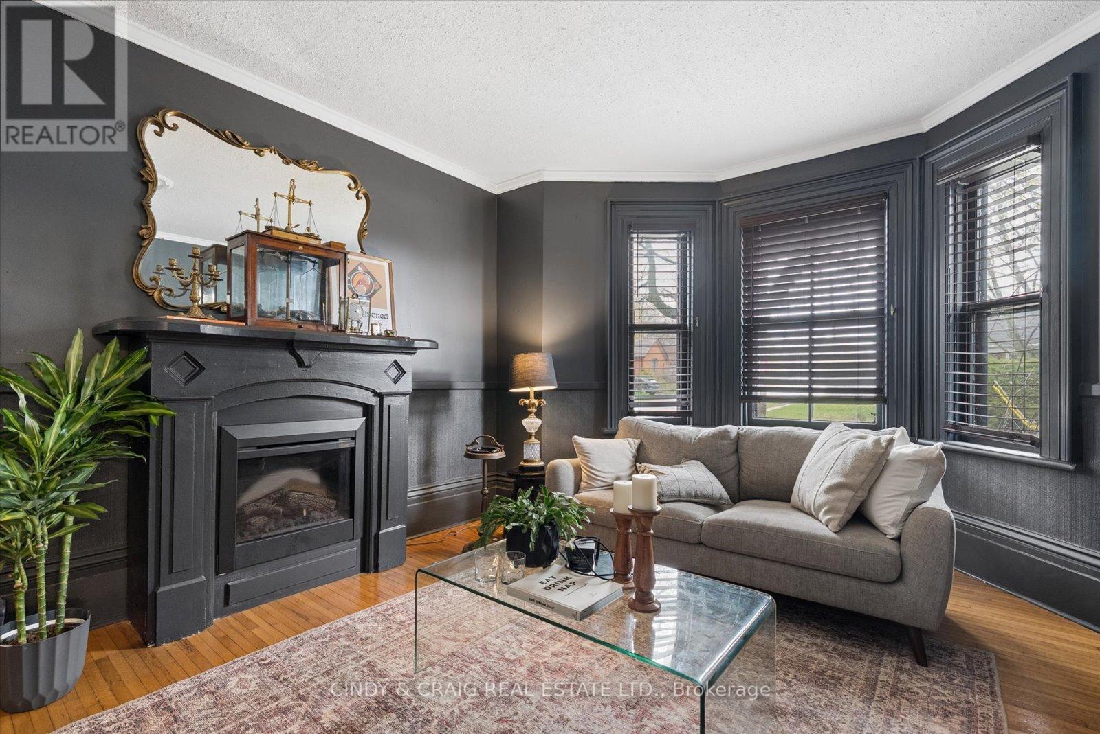 443 VICTORIA STREET - 4