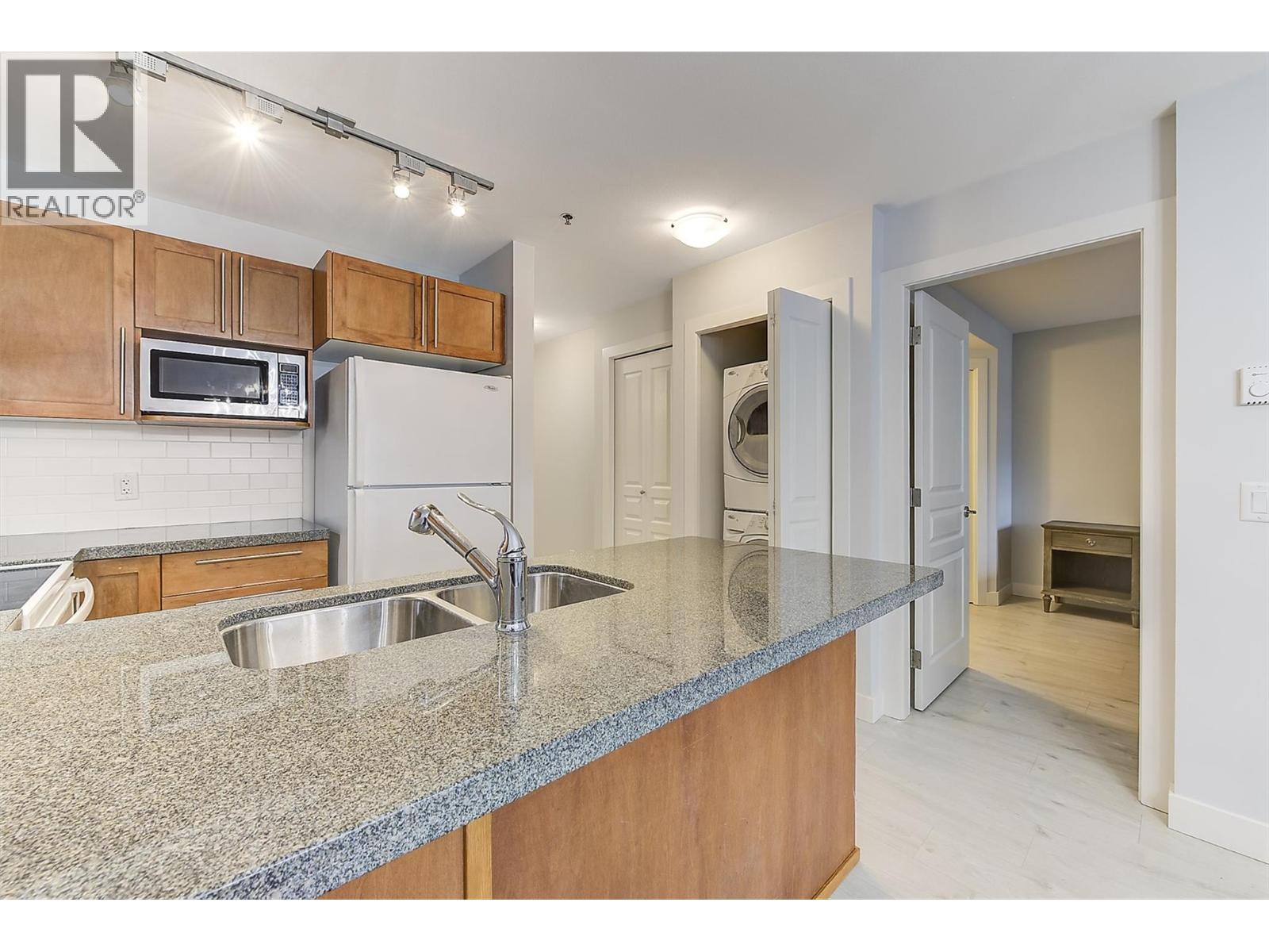 226 1099 Sunset Drive, Kelowna