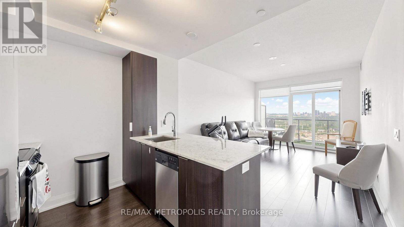 #3307 56 ANNIE CRAIG DRIVE - 14