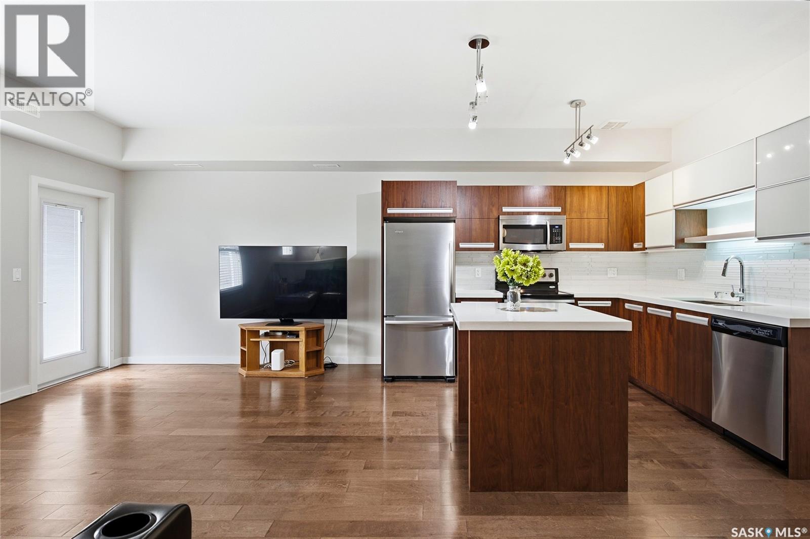 107 1120 Hampton CIRCLE — photo 9