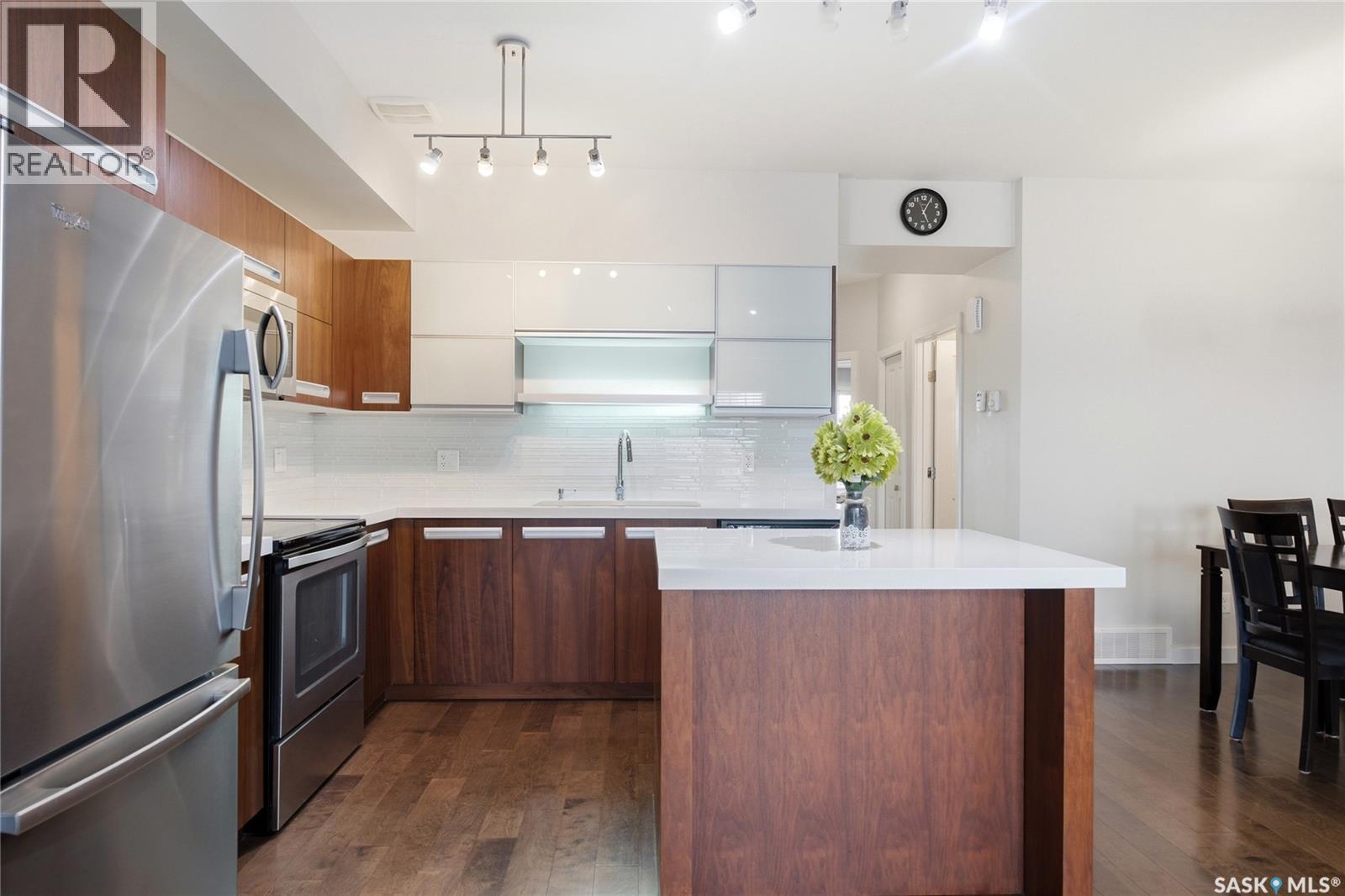 107 1120 Hampton CIRCLE — photo 12
