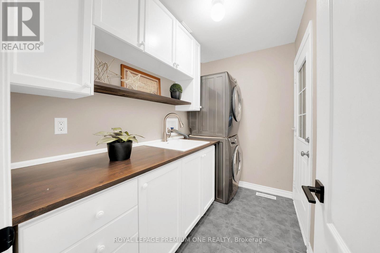 19 TAYLOR COURT - 17