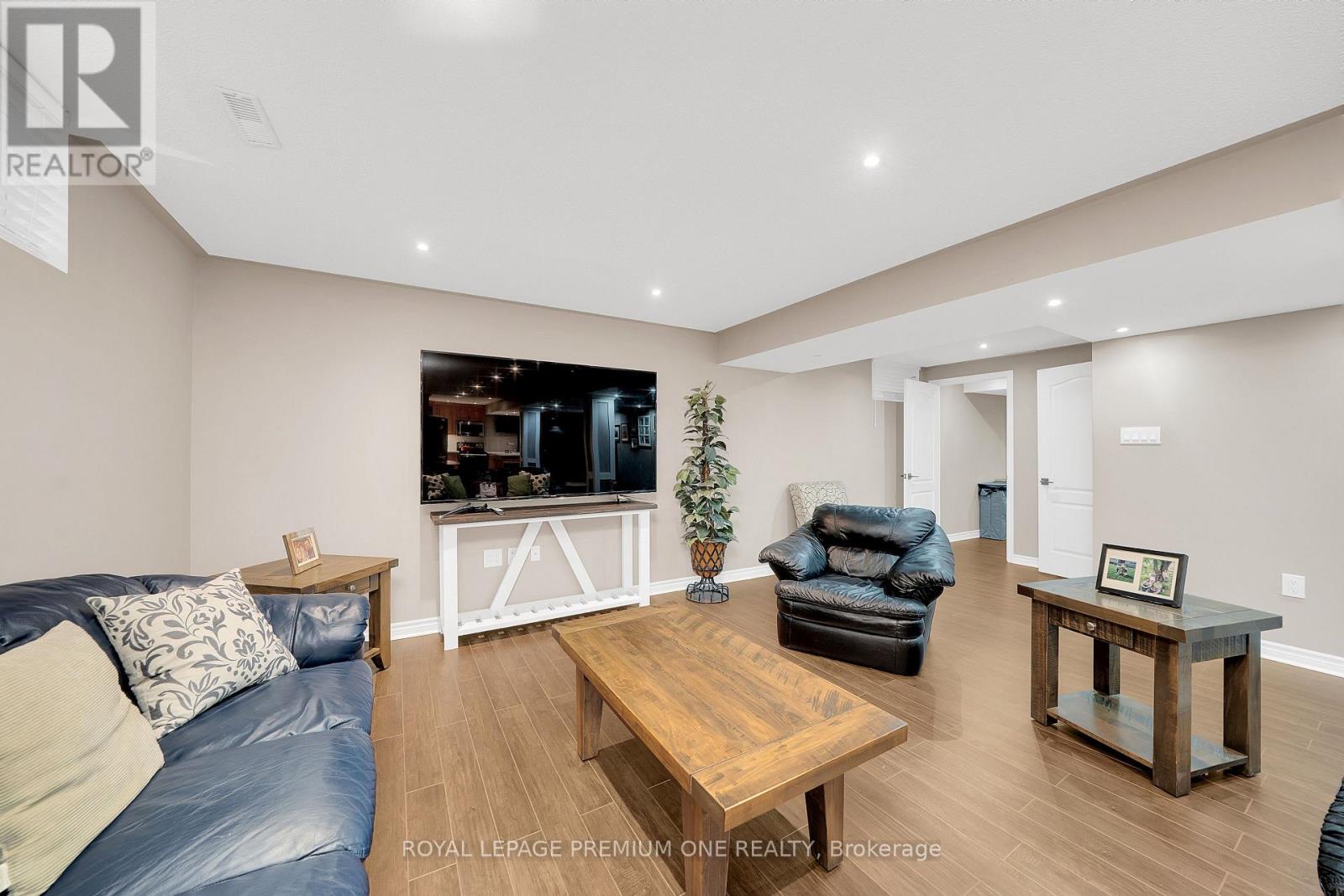 19 TAYLOR COURT - 18