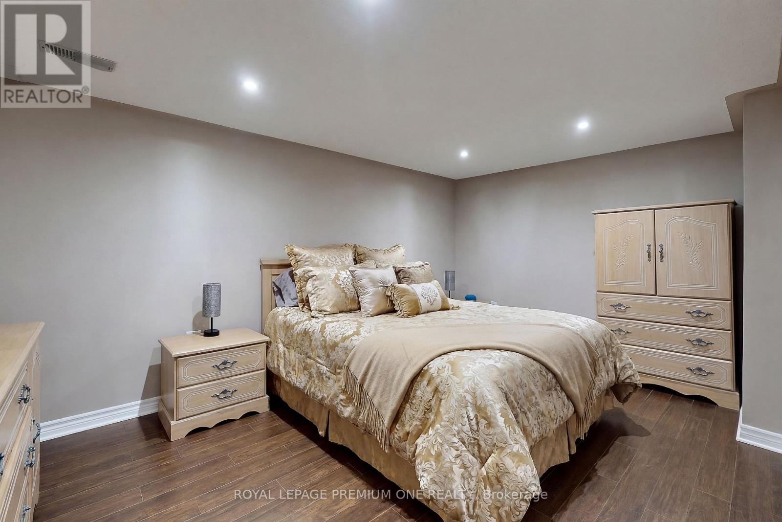 19 TAYLOR COURT - 19