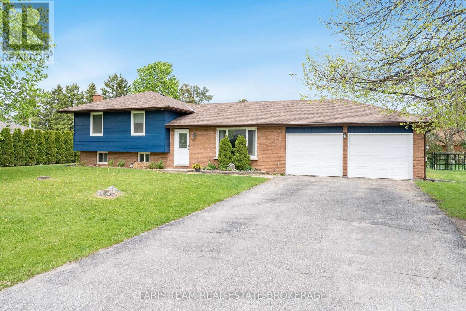 201 PARKSIDE CRESCENT - 1