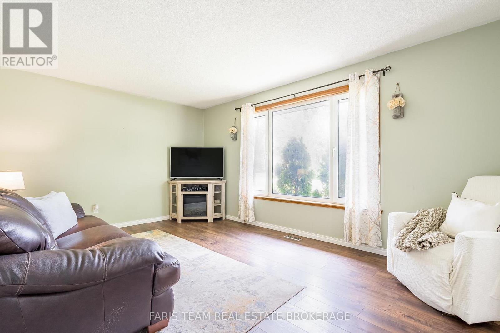 201 PARKSIDE CRESCENT - 11