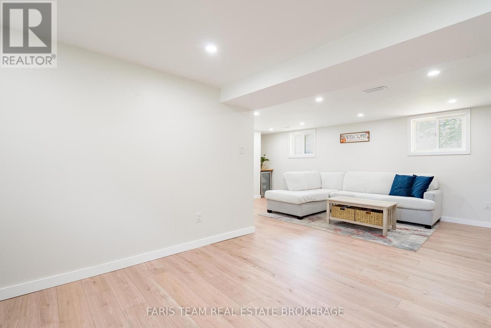 201 PARKSIDE CRESCENT - 23