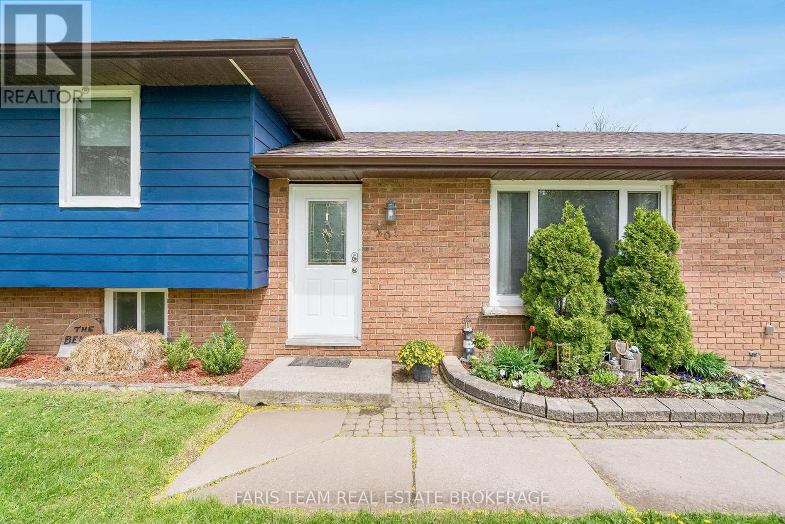 201 PARKSIDE CRESCENT - 4