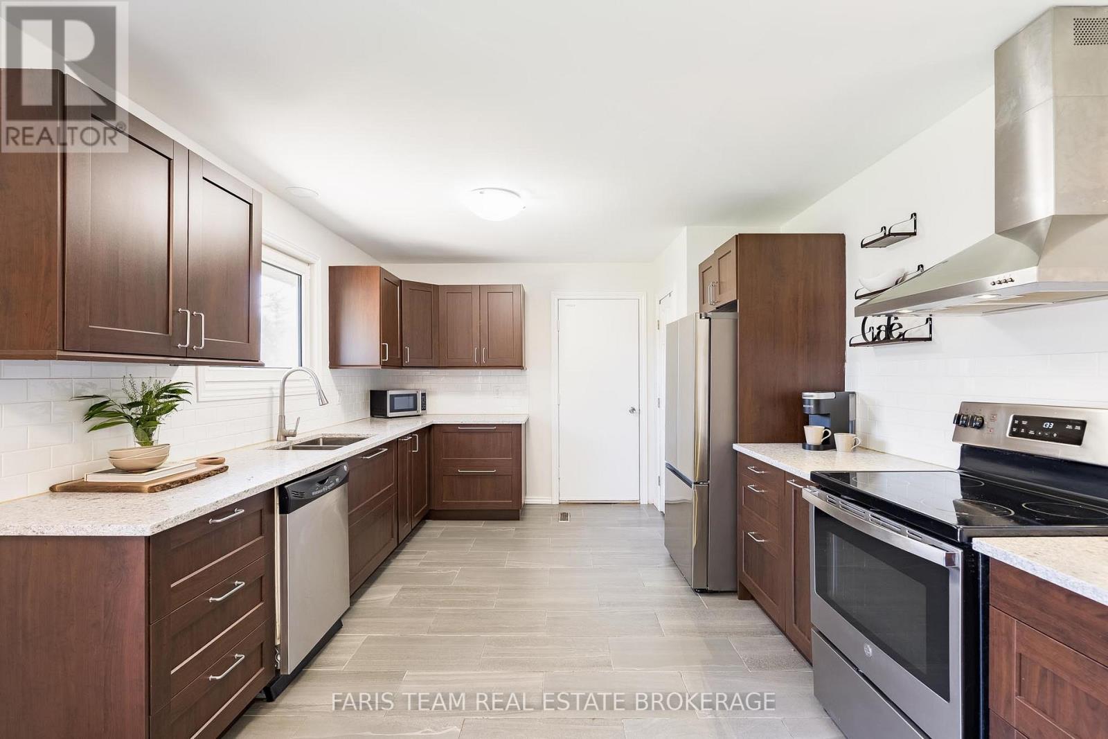 201 PARKSIDE CRESCENT - 6