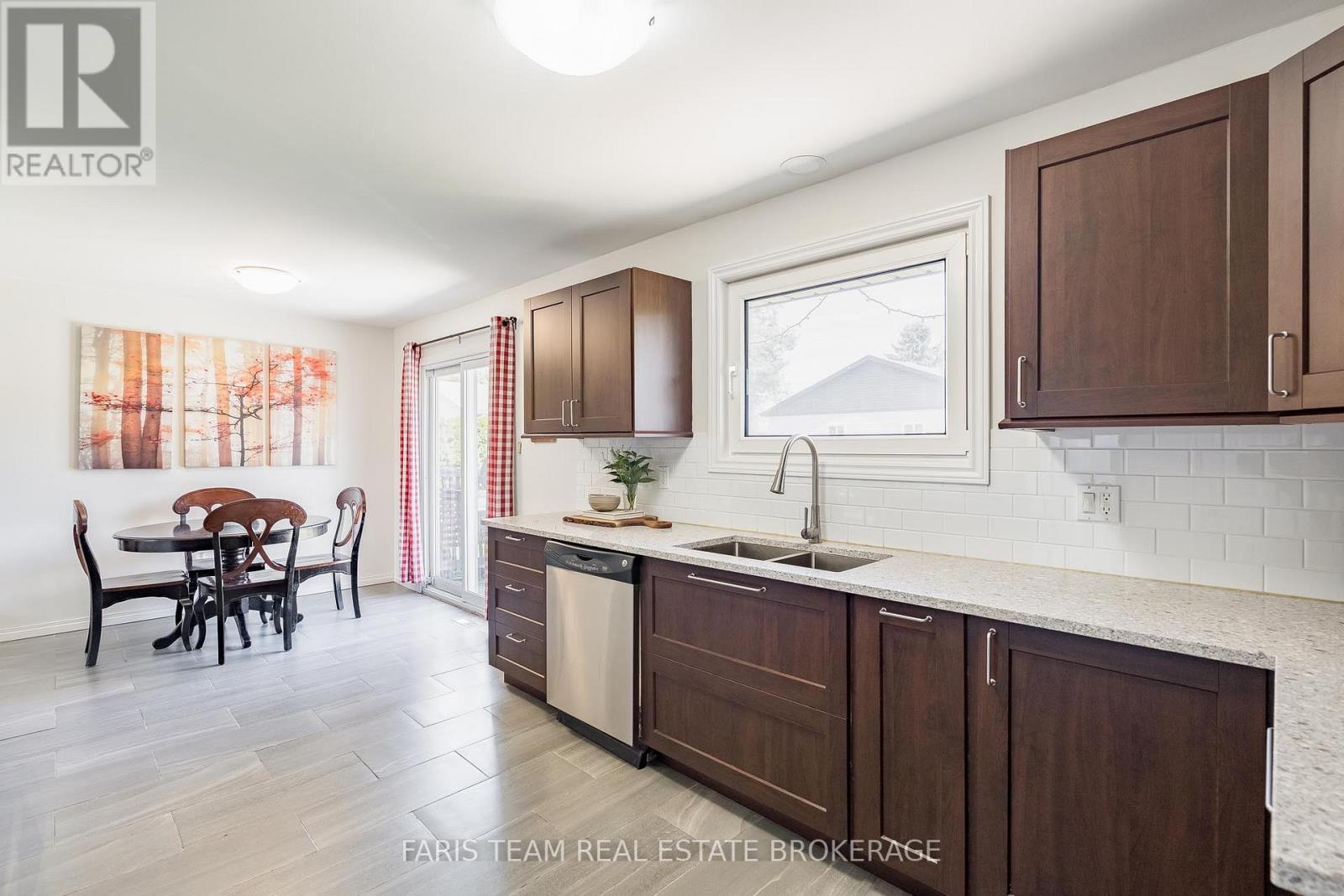 201 PARKSIDE CRESCENT - 7