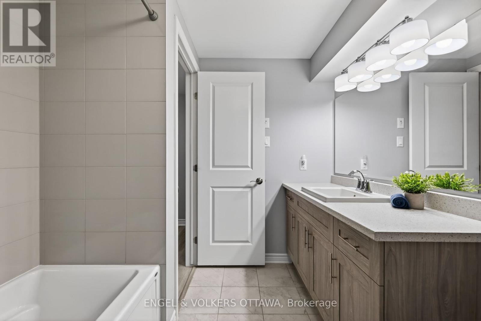 2 Bed, 3 Bath House for Sale in Ottawa – 871 TEWIN CIRCLE, Ottawa – MLS# X13463256 - Image 27