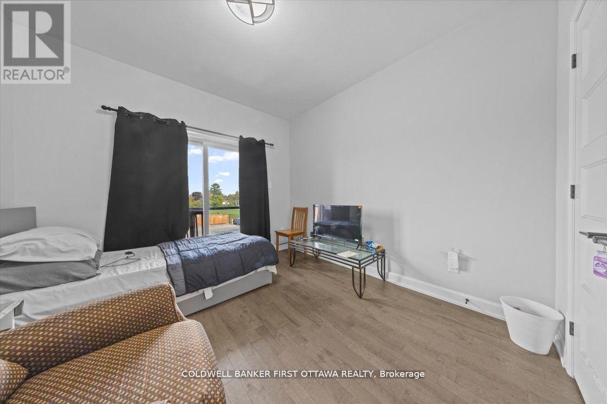 562 QUEEN MARY STREET - 15