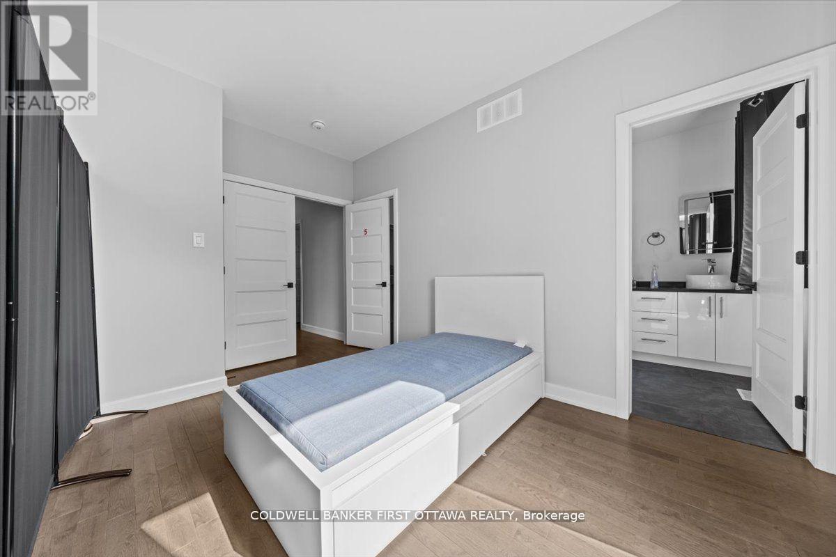 562 QUEEN MARY STREET - 21